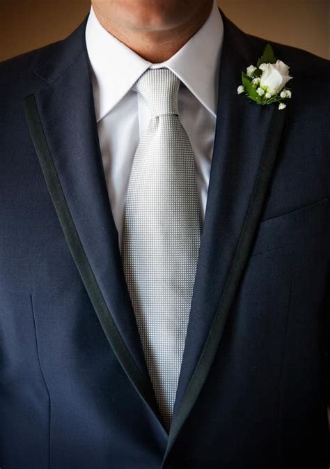 abito grigio camicia bianca cravatta